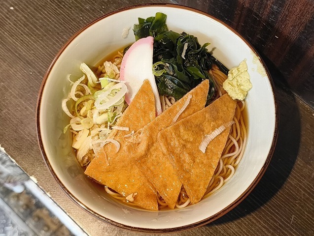久しぶりに『文殊 浅草店』の「冷しきつねそば」でランチ。「冷しきつめそば」のうまさは甘さである。 あたしは思い出していたのだ。この甘さのせいで「きつねそば」を敬遠していたのか、と。 でも、うまかったのだよ（笑）。（文殊 浅草店：浅草一丁目：浅草地下街）