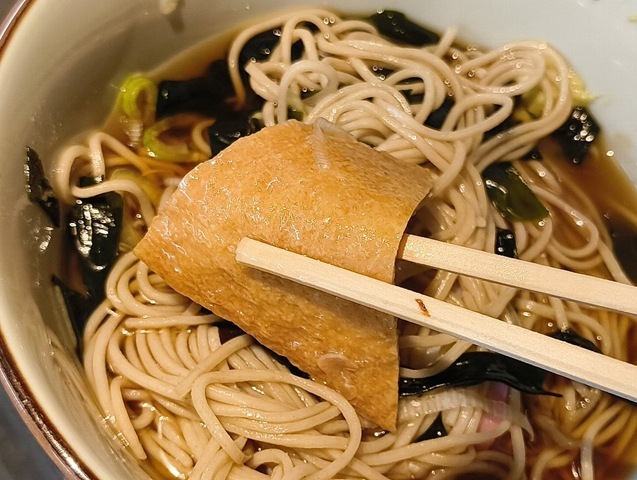 油あげを食べる