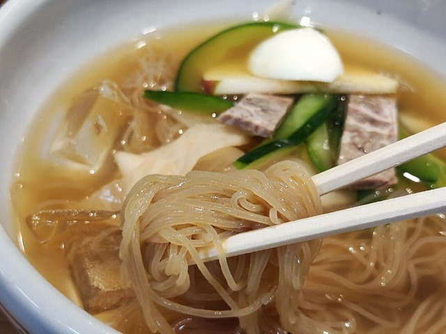 冷麺をすする