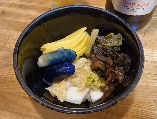 御l新香は小ナスの漬物の藍色と沢庵の黄色が見事だ