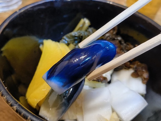 小ナスの漬物の藍色