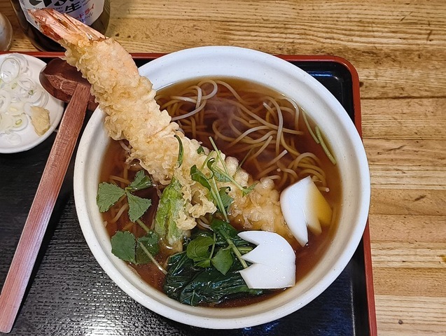 『きそば 柏屋』の「天ぷらそば（上）」で一杯やってみたこと。ビールは大瓶（633＝大人の義務教育）、それから「御新香」をもらう。ふやけた「大海老天」を一噛みすると、おー、こいつは噛み応えがいい。身はプリプリしているが、衣は「ふにゃふにゃの極地」だ。 あまりの頼りなさに、はらりと、あたしの箸から落ちていく。 「天ぷらそば」はこうでなくちゃいけないよ、と云爾（笑）。（きそば 柏屋：足立区千住）