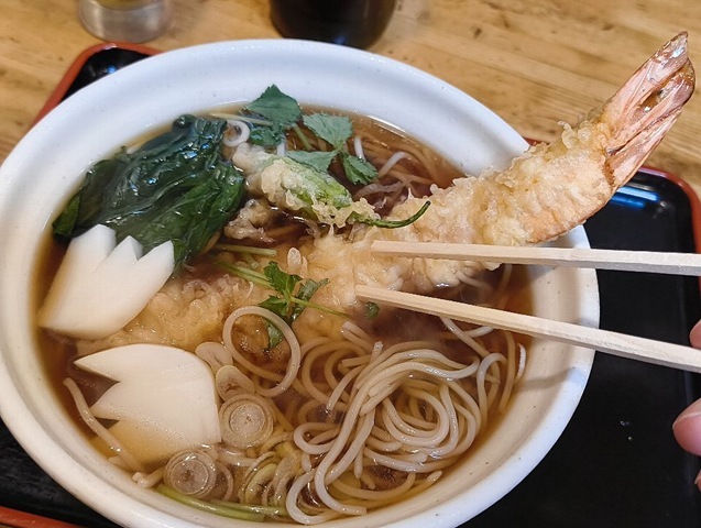海老天を汁に浸す