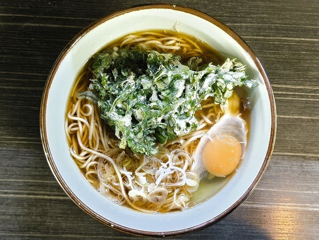 「文殊」の「春菊天そば」と「生たまご」でランチ。「たまご」の白身が少し白く濁っている。そしてその横にある「春菊天」の姿。 今日の「生たまご」はまあまあの出来だ。 それに「春菊天」もまあまあの出来だ。でもそのまあまあが良いのである。勿論うまかったのだよ（笑）。（文殊 浅草店：浅草一丁目：浅草地下街）