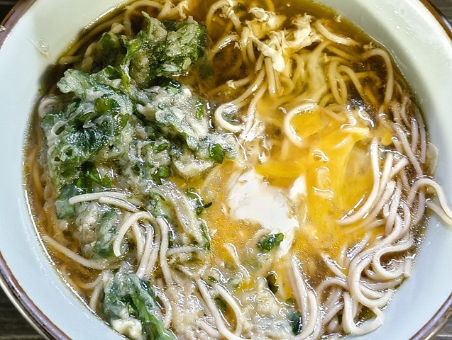 たまごを蕎麦の上に散らしてやる