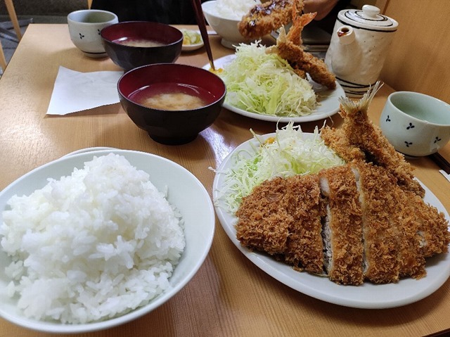 ロースカツ定食（大）＋鯵フライとミックスフライ定食