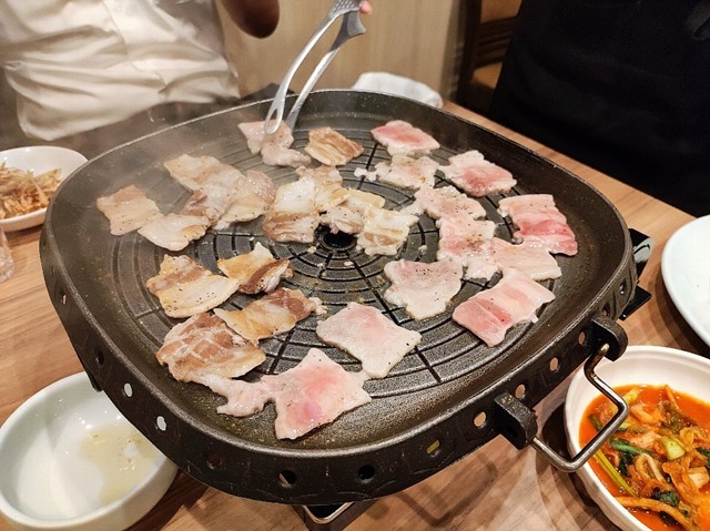 豚ばらの三枚肉をスリットのある鍋で焼くのだ