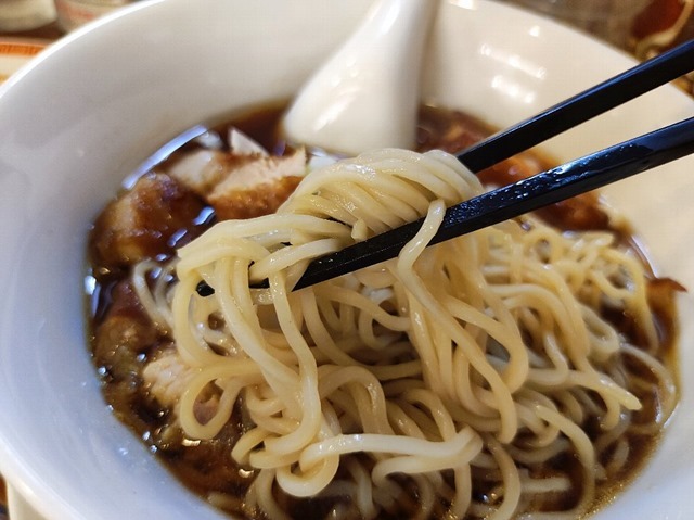 排骨醤油麺をすする