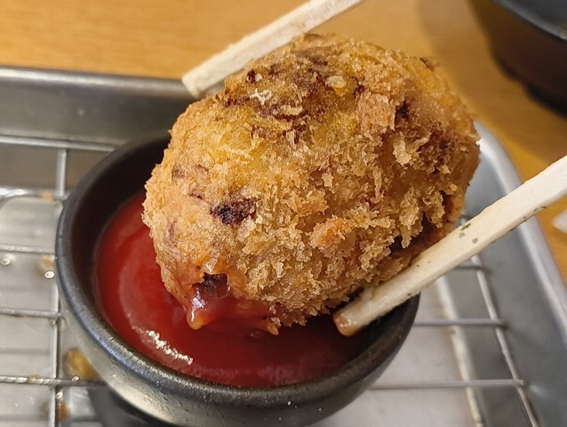 ほていのメンチカツを食べる