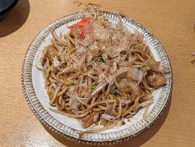 「ほていちゃん」でランチ。目と鼻の先の「ホッピー通り」の店が総じて値段が高くなってしまったのとは大違いで、あたしら地元民とか競馬の客はどこへ行けばいいのか、と悩んでいたのだが、 そう「ほていちゃん」なのであるな、うまいのだよ（笑）。（ふれあい酒場 ほていちゃん 浅草店：浅草二丁目）