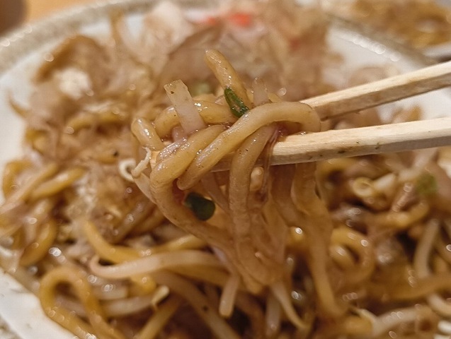 こってり豚ソース焼きそばを食べる