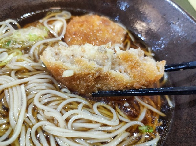 コロッケを食べる