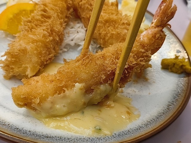 海老フライを食べる