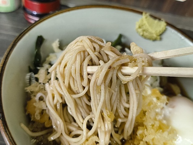 蕎麦を手繰れば天かすがついてくる