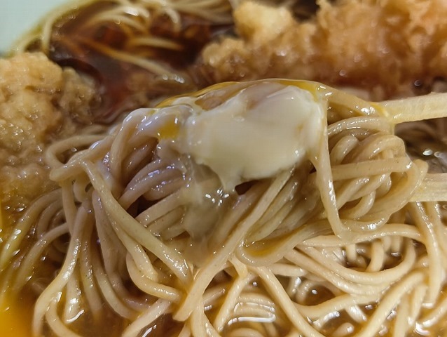 白身が汁にも溶けずに蕎麦に絡まるその姿に喜ぶ！