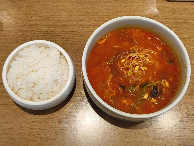 「妻家房」の「ユッケジャンスープ」と「ご飯」を食べる(3分の1だけれども)。「ご飯」を「ユッケジャンスープ」に浸すことで米のうまさが一層引き立つのだ。ただし辛くて鼻水をたらしながらだけどもね(笑)。(妻家房 松屋浅草店:花川戸一丁目)