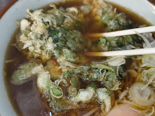 春菊天を汁に沈める