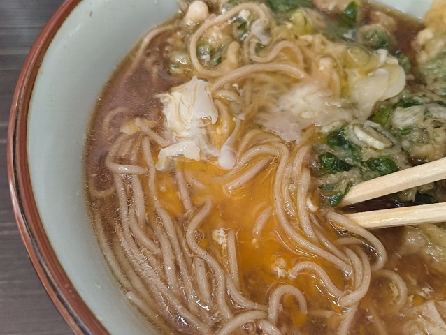 たまごの黄身を蕎麦にぶちまける