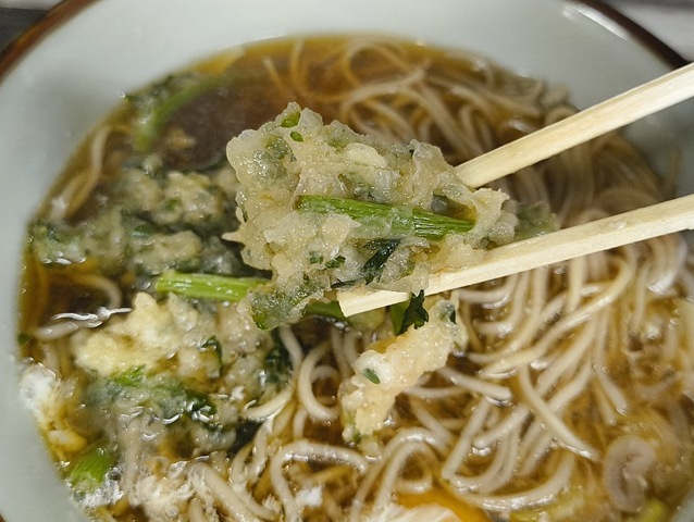春菊天をつまむ