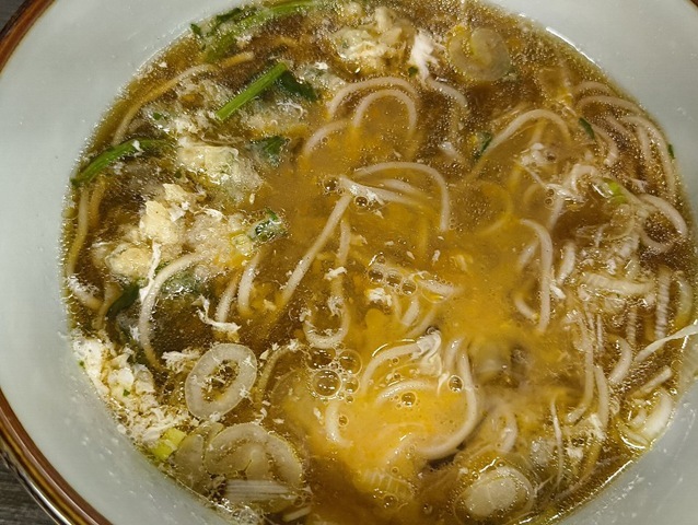 最後に黄身を残りの蕎麦に散らしてやるのだ