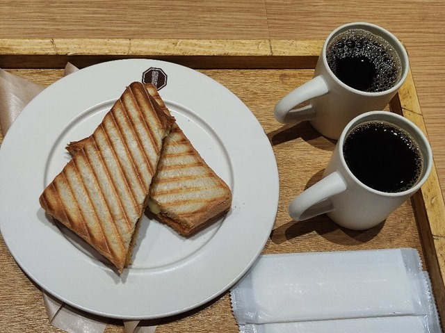 コーヒーとホットサンド