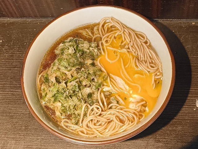 たまごの黄身を蕎麦の上に散らすのだ