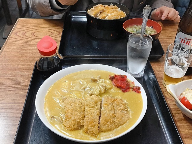 家人と一緒に『東嶋屋』で夕餉。世界一うまい蕎麦屋の「カツカレー」に、今日は「かつ丼」、それに「おしんこ」と「ビール」をもらったのだ。実はTVの取材があり、翌日もう一度おじゃますることになったのだが、勿論「カツカレー」も「かつ丼」もうまかったのだよ（笑）。（東嶋屋：竜泉一丁目）