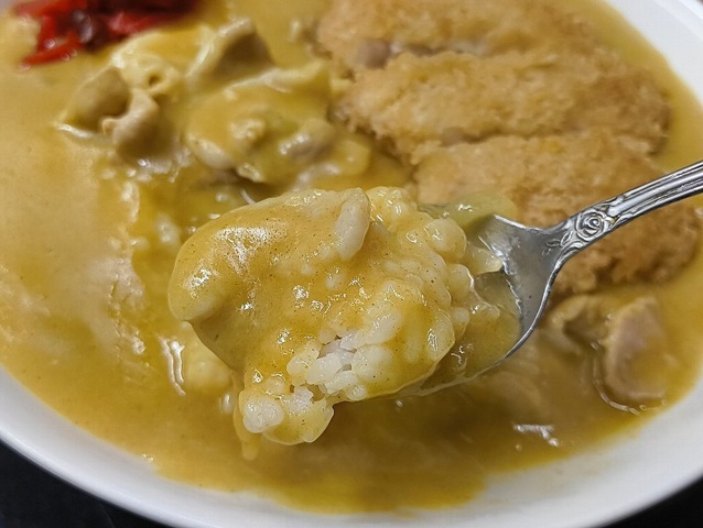 カレーを食べる