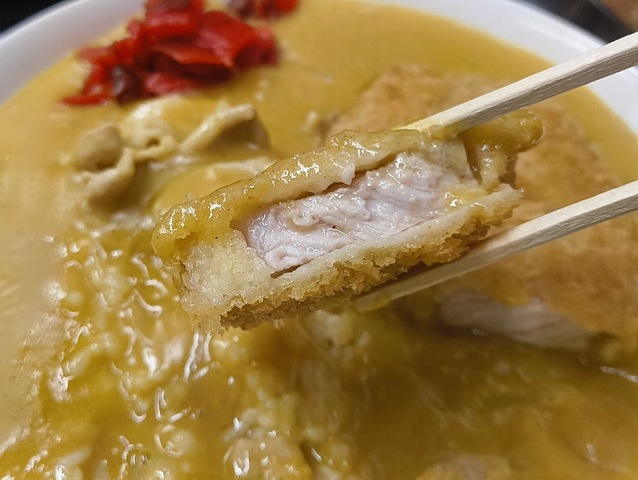 カツカレーのカツを食べる