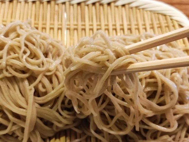 蕎麦を手繰る