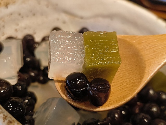 豆かんとかんてんをスプーンに掬う