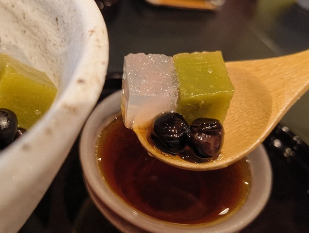豆かんとかんてんを黒蜜にホンのちょっとだつけてたべる