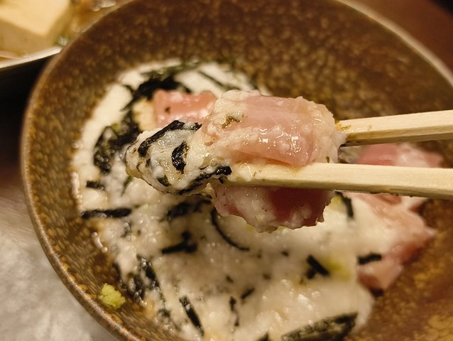 マグロ山かけを食べる