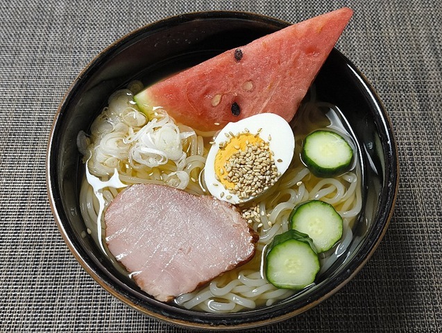下河原さんより「髭のこだわり冷麺」をいただいた。「すいか」と「きゅうりの漬物」と「茹で玉子」を準備し、「牛チャーシュー」は代わの「豚チャーシュー」になったが、1.5人前程をつくって食べたのだ。いや、ここの「盛岡冷麺」はやっぱりうまいのだよ（笑）。（下河原さんよりの夏の贈与：焼肉・冷麺 髭：岩手県盛岡市繋字尾入野）