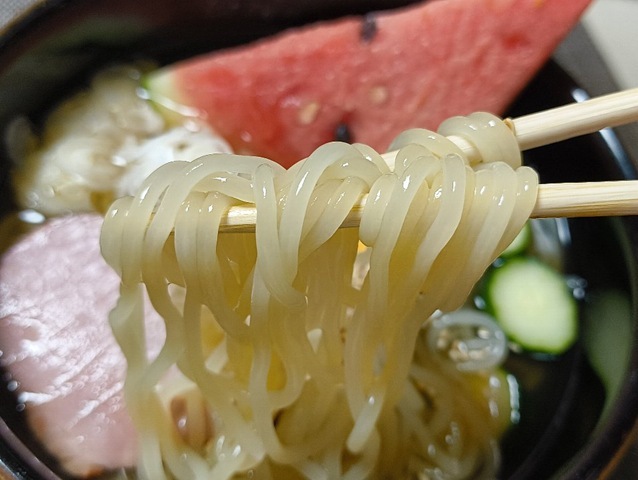 冷麺を手繰るのだ