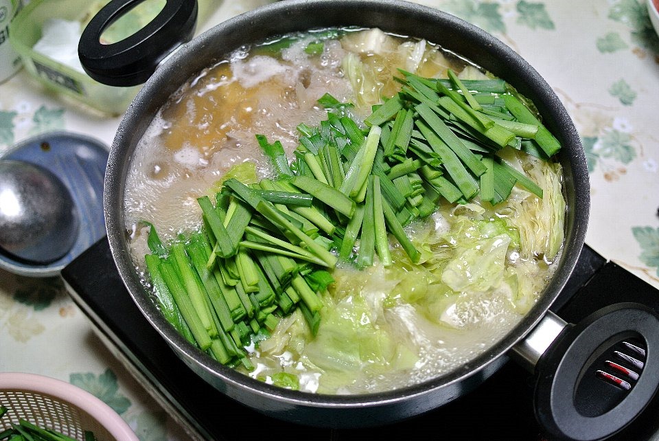 黄金屋 の もつ鍋 を購入していたので作ってみたが 隣のスーパーで買ってきた焼肉用の もつ を入れたら抜群の もつ鍋 になったこと モモログ4