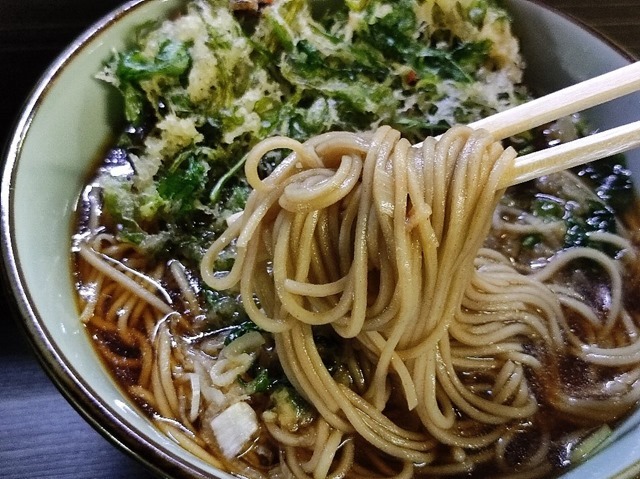 蕎麦を手繰る