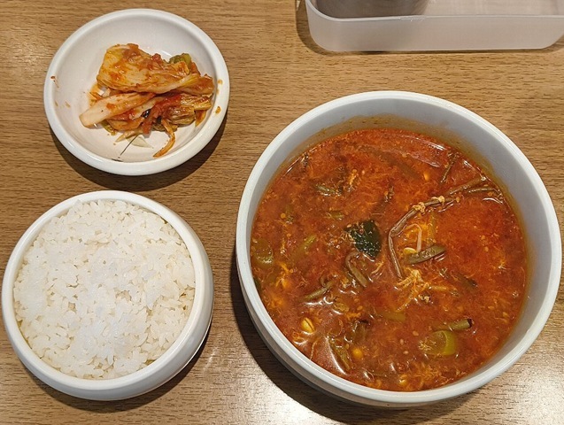 「妻家房」の「ユッケジャンスープ」でランチ。「白菜キムチ」で「ご飯」を巻いてひと口、さらに「スープ」に浸して一気に。だが「ご飯」をドブンと「スープ」の中に入れ、「クッパ」にすることだけは、あえて止めておいたのだよ。うまかったのだ（笑）。（妻家房 松屋浅草店：花川戸一丁目）