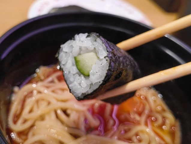 きゅうり巻を食べる