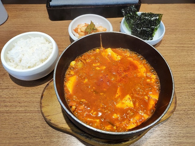 スンドウブチゲとご飯とキムチと韓国海苔