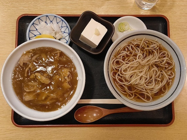 「琴富貴」の「カレー丼セット」（かけ）でランチ。この「カレー丼」は「蕎麦屋のカレー」なのだが、 それをもっと「蕎麦屋が造ったカレー」にしている、と云えば格好いいのだろうが、 それは「カレー」色の「あんかけ」がのった丼なのだ。しかし、これが大好きなのだから仕方ない。うまいのだよ（笑）。（琴富貴：墨田区吾妻橋1）