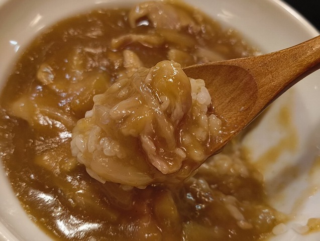 カレー丼を食べる