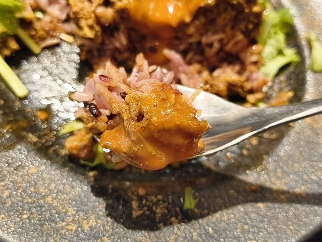 キーマカレーとライスと黄身を食べる