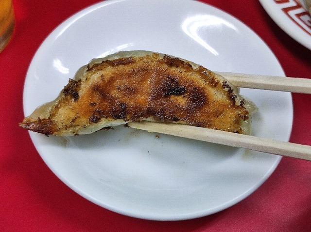 焼餃子を食べる