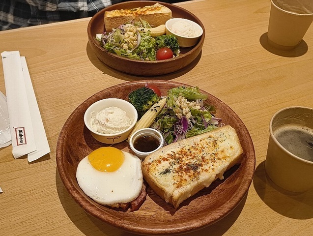 サラダチーズトーストにエッグと厚切りベーコンをトッピングとサラダチーズトースト