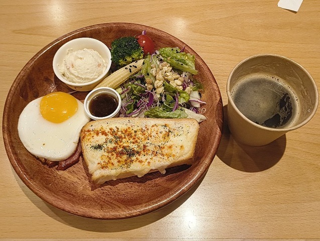 サラダチーズトーストにエッグと厚切りベーコンをトッピング