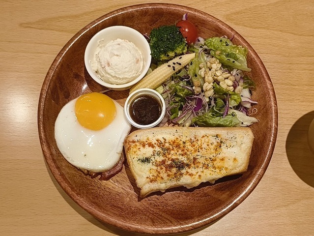 「ディッシャーズ 錦糸町楽天地ビル店」でモーニング。「サラダチーズトースト」に「エッグ」と「厚切りベーコン」をトッピングしたのだが、これがドリンクバー付きで充分元が取れるモーニングセットだったのだ。いや、意外なほどにうまかったのだよ（笑）。（ディッシャーズ 錦糸町楽天地ビル店：墨田区江東橋4丁目）