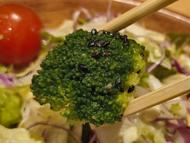 ブロッコリーに黒ごまだ！