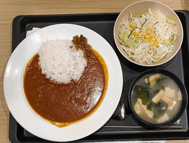 『松屋 本所吾妻橋店』で「ネオトマトカレー」（ライス小盛）と「生野菜」それにみそ汁を豆腐入りに変更してランチを食べた。「ネオトマトごろごろチキンカレー」のためのベースになるカレーだが、ちゃんと単品でも扱っていた。値段は680円。うん、安い！。うまかったのだよ（笑）。（松屋 本所吾妻橋店：墨田区吾妻橋三）