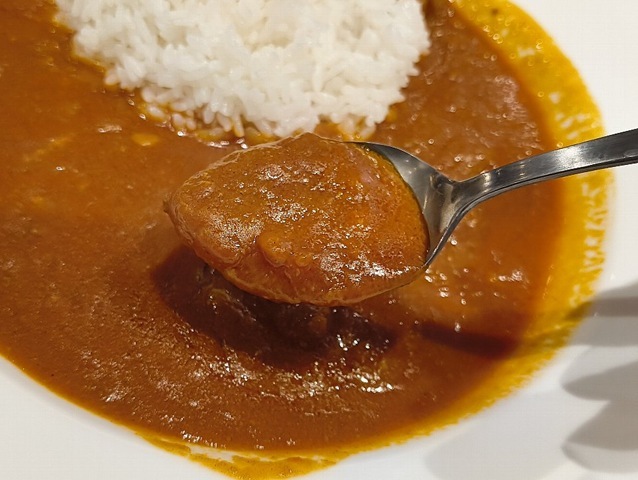カレーソースを食べる